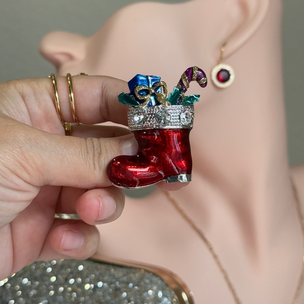 ⚜️🎄 Festive Christmas Silver Red Boot Brooch ❤️🔥🌲 - Picture 5 of 6